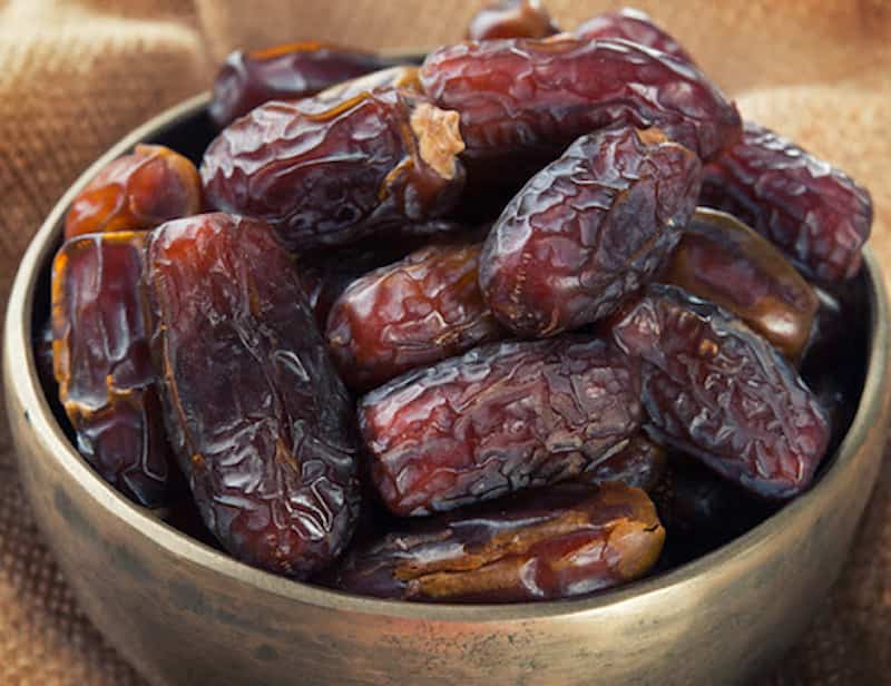 خرما زاهدی سیاه با رنگ تیره و طعم شیرین